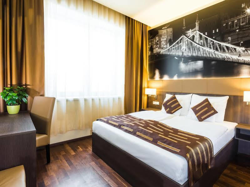 12 Révay Szálloda 3*